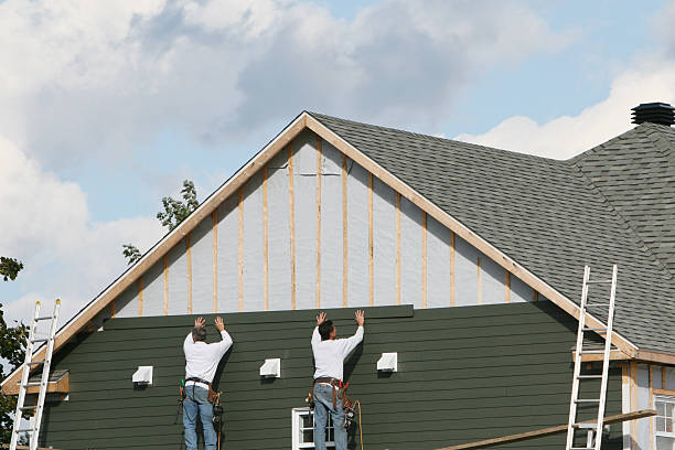 Professional Siding Contractor technician working in Warren, IL